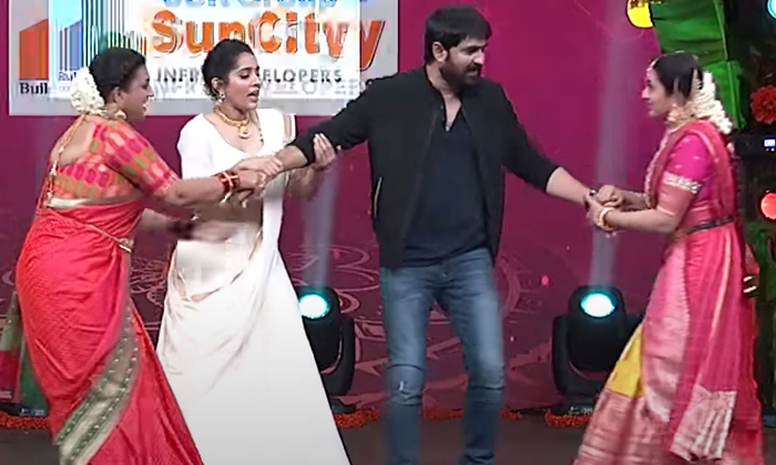  Roja And Indraja Fight For Hero Srikanth , Roja , Indraja, Srikanth, Etv Show, V-TeluguStop.com