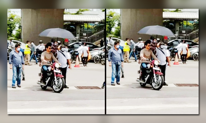  Sarkaru Vari Paata Superstar Mahesh Babu On Bullet Bike Viral Photos,  Sarkaru V-TeluguStop.com