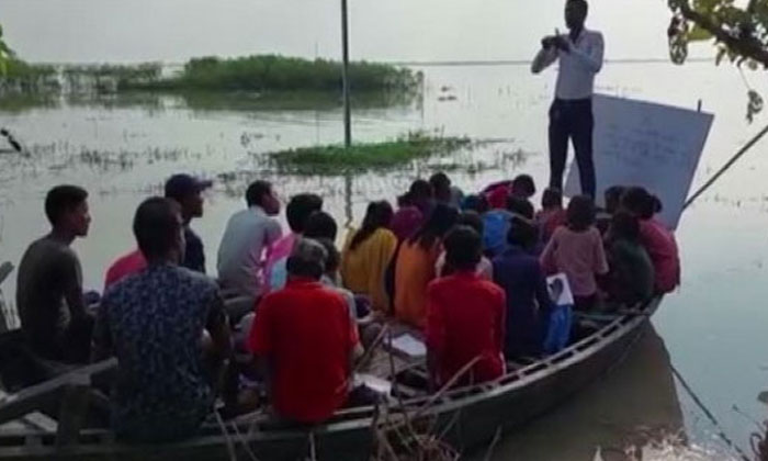  Classes On The Boat . Where . Viral Latest, News Viral, Social Media, Bihar Floo-TeluguStop.com