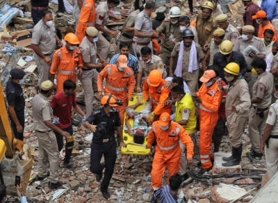  Two Children Died In Building Collapse In Delhi, Rescue Ops On (ld)-TeluguStop.com