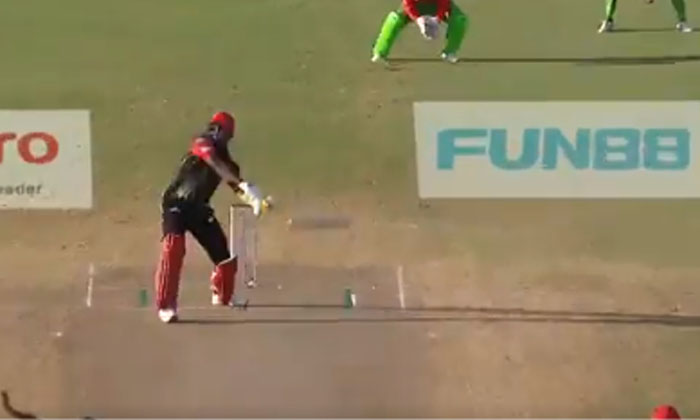  Chris Gayle Hits Two Pieces With A Bat .chris Gale, Sport's, Updates, Viral Late-TeluguStop.com