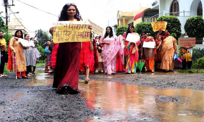  Viral Women Fashion Show In Bhopal Protest Over Bad Roads, Unique,protest,womens-TeluguStop.com