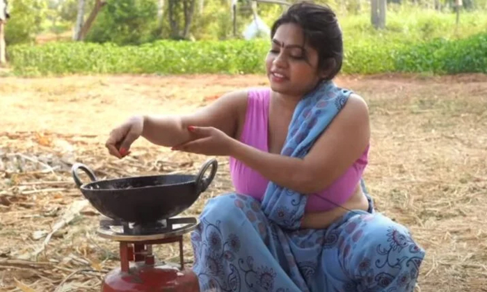  Youtube Cooking Star Roopa Going Hot In Cooking Videos, Cooking Star, Viral Late-TeluguStop.com