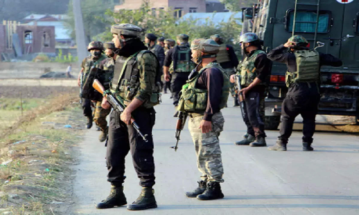  3 Security Personnel, Pak Militant Injured In Poonch Encounter-TeluguStop.com