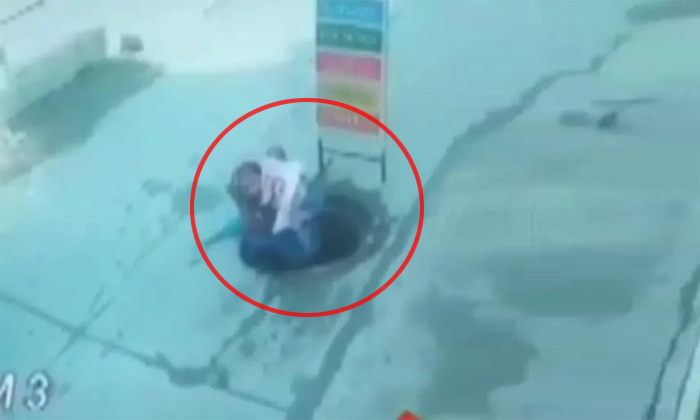  A Mother And Child In A Manhole How Can The Locals Save Her, Manhole, Viral Vide-TeluguStop.com