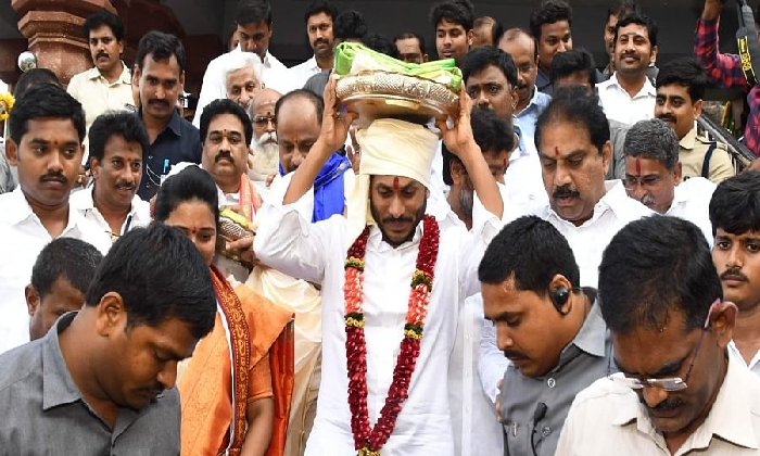  Ap Cm Ys Jagan To Present Silk Robes In Vijayawada Temple Tomorrow-TeluguStop.com