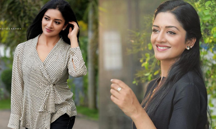 Actress Vimala Raman Llooks Stunningly Beautiful In This Pictures - Actreesvimala Vimala Raman Vimalaraman High Resolution Photo