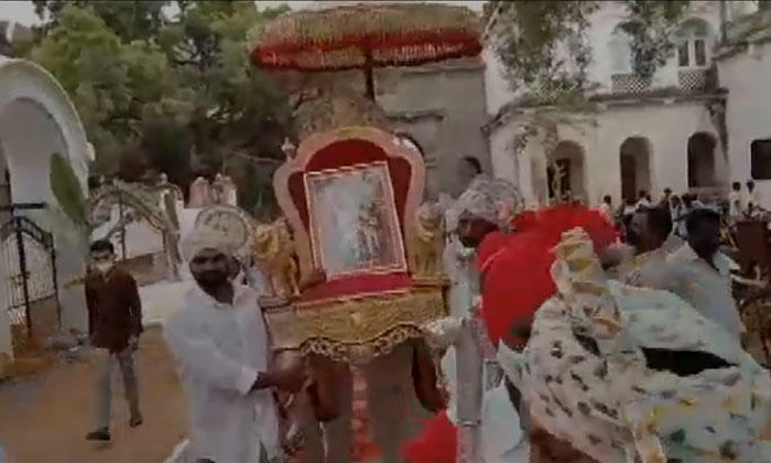  In Bobbili Fort, The Royal Family Pays Special Homage To The Weapons Of The Time-TeluguStop.com