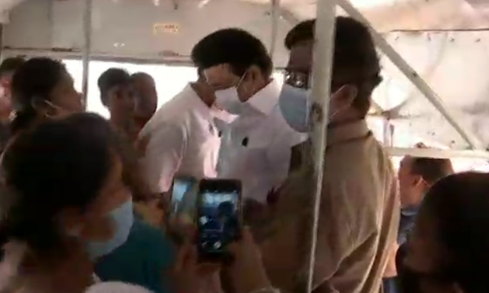  Cm-awkward Passengers Boarding A City Bus , City Bus, Chennai,  Tamil Nadu Chief-TeluguStop.com