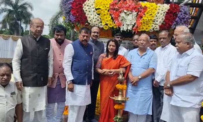  City Mayor Gadwal Vijayalakshmi Pays Homage With Garlands On The Occasion Of Mah-TeluguStop.com