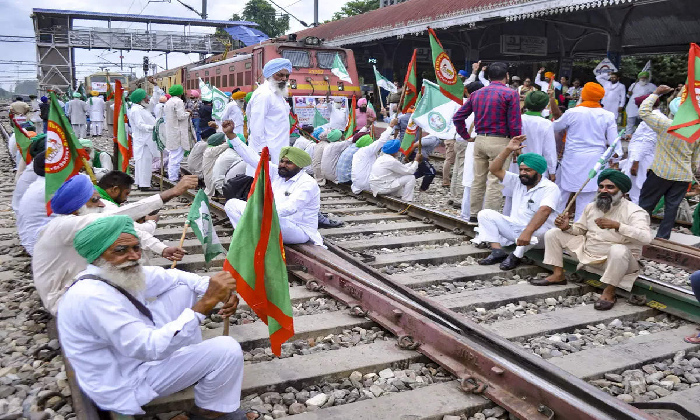  Farmers Initiate ‘rail Roko’, Demands Sacking Of Minister Ajay Mishr-TeluguStop.com
