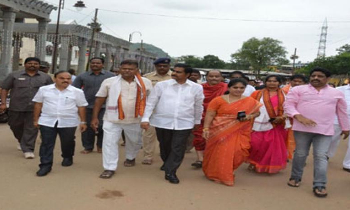  Former Minister Devineni Uma Who Visited Amma On Indrakeeladri ,  Indrakeeladri,-TeluguStop.com