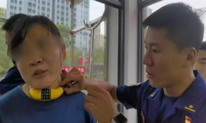  Four Year Old Baby In China Puts Cycle Locks To Mother Neck, China, Four Year Ol-TeluguStop.com