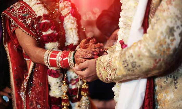  Groom Escaped Before Marriage In Vijayawada And Returns,twist In Marriage, Shock-TeluguStop.com