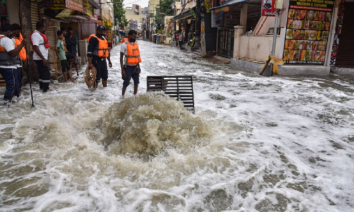  Heavy Incessant Rain Lashes Hyderabad-TeluguStop.com