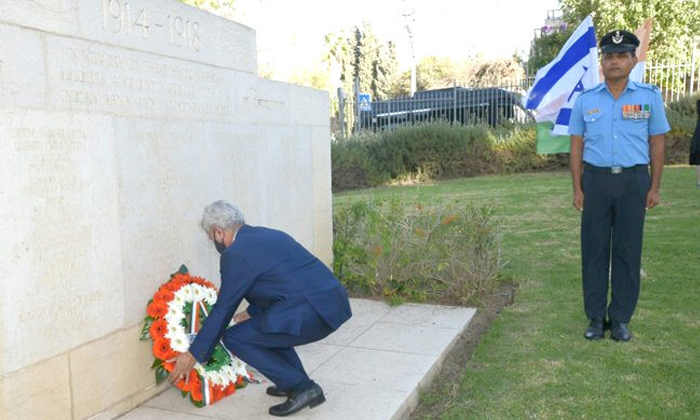  Foreign Minister Lays Wreath At Cemetery For Indian Soldiers In Israel , Britain-TeluguStop.com