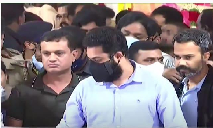  Jr Ntr, Balakrishna Attends Puneeth Rajkumar’s Last Rites-TeluguStop.com