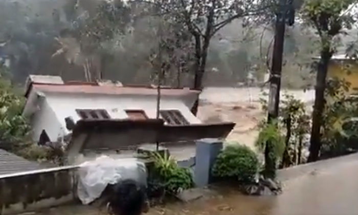  Kerala Rains: House Washes Away In Kottayam Amid Torrential Downpour, Prayers Fo-TeluguStop.com