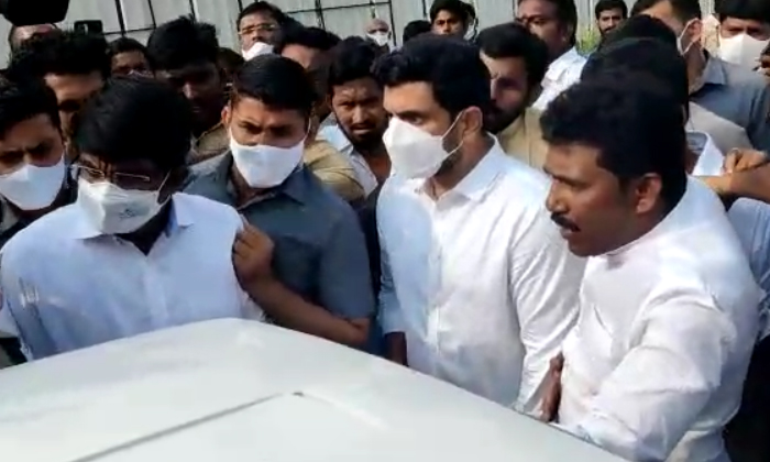  Nara Lokesh Angry With Police ,  Nara Lokesh , Police, Party Office-TeluguStop.com