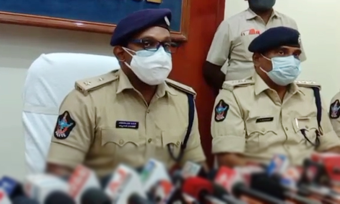  Police Have Arrested Two People For Committing Scams In The Name Of Making Money-TeluguStop.com