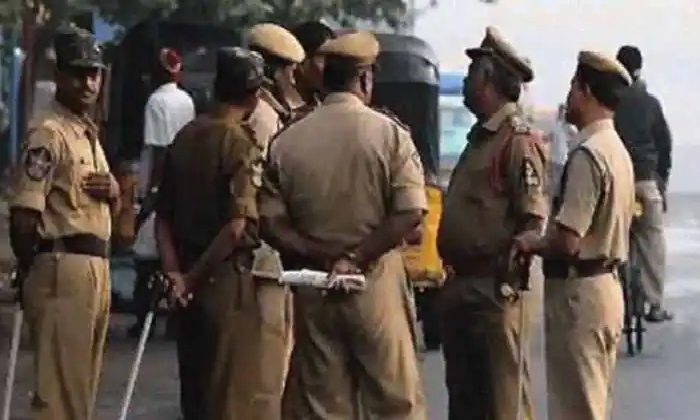  Police Held Ten Students With Cannabis In West Godavari Dist-TeluguStop.com