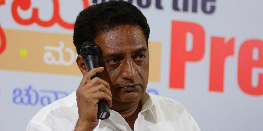  Serious Comments On Manchu Family Prakash Raj , Maa Elections, Manchu Family, Pr-TeluguStop.com