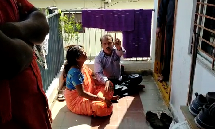  Woman Slaps Corporator Husband In Nizamabad, Woman Slaps ,corporator Husband ,ni-TeluguStop.com