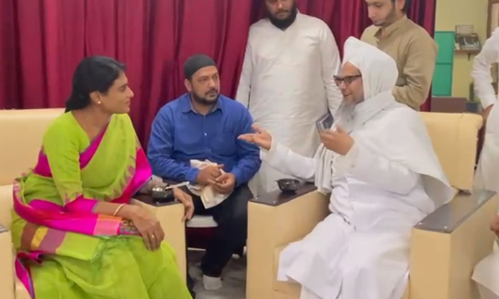  Ys Sharmila, Who Met Maulana Zafar, A Prominent Religious Teacher In Patabasthi-TeluguStop.com