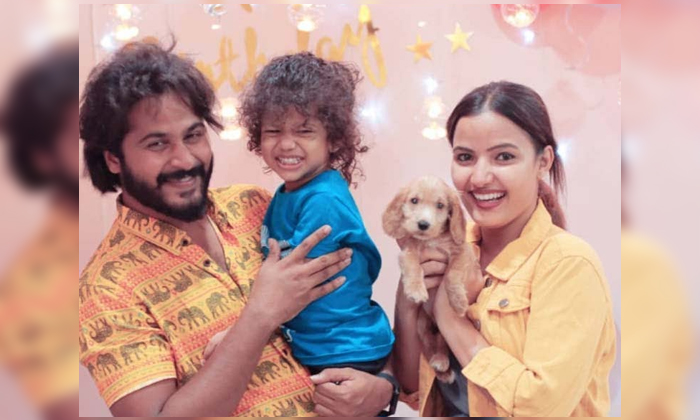  Bigg Boss Season 5 Telugu Siri Hanumanth Adopted Child Actor Details, Adopted C-TeluguStop.com