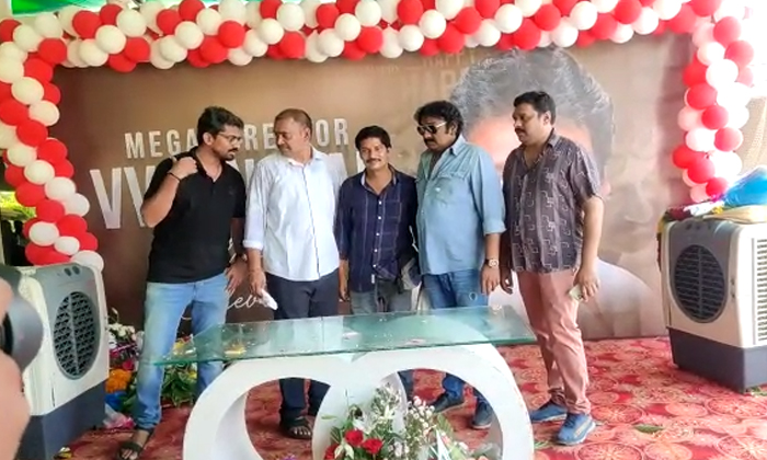  Director Vv Vinayak Grand Birthday Celebrations In Vishaka Film Nagar Club, Dire-TeluguStop.com