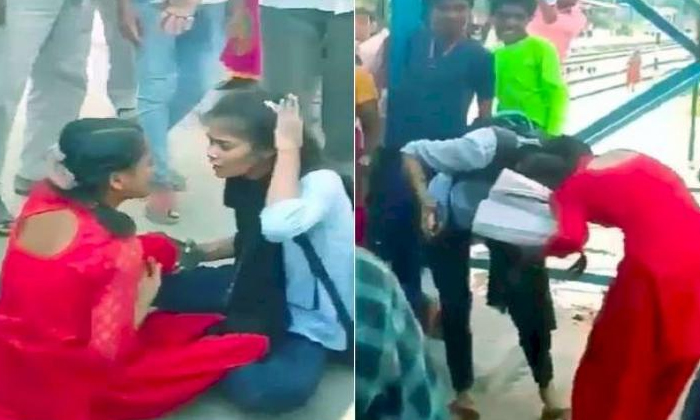  Two Girls Hit On The Road For Boyfriend , Girls Fight, Viral Video-TeluguStop.com