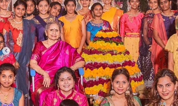  Upasana Family Batukamma Photos Goes Viral In Social Media , Batukamma Photo, Go-TeluguStop.com