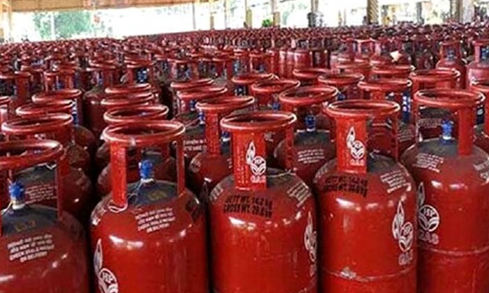  The Price Of Cooking Gas Will Be More Burdensome For The Common Man Gas Cylinde-TeluguStop.com