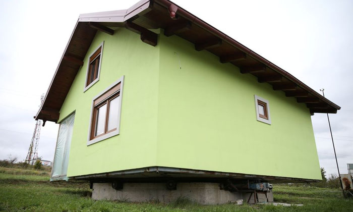72-year-old Man Builds A Rotating House For His Wife, House,husband,social Media 72-year-old Man Builds A Rotating House For His Wife, House,husband,social Media-TeluguStop.com