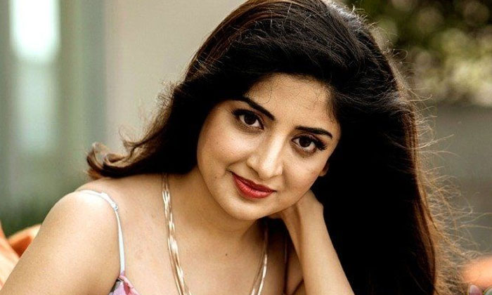  Interesting Facts About Actress Poonam Kaur Goes Viral, Poonam Kour , Tollywood-TeluguStop.com