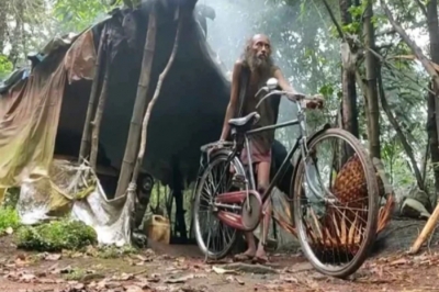  K’taka Man Makes Ambassador Car His Abode Amid Dense Forests For 17 Years-TeluguStop.com