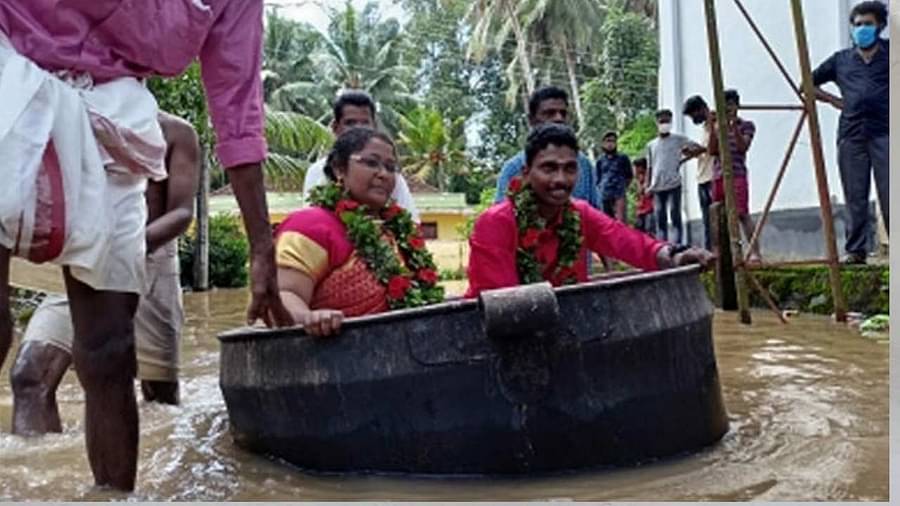  Viral Cooking Utensils Have Become The Wedding Vehicle In The Wild, Viral Video,-TeluguStop.com