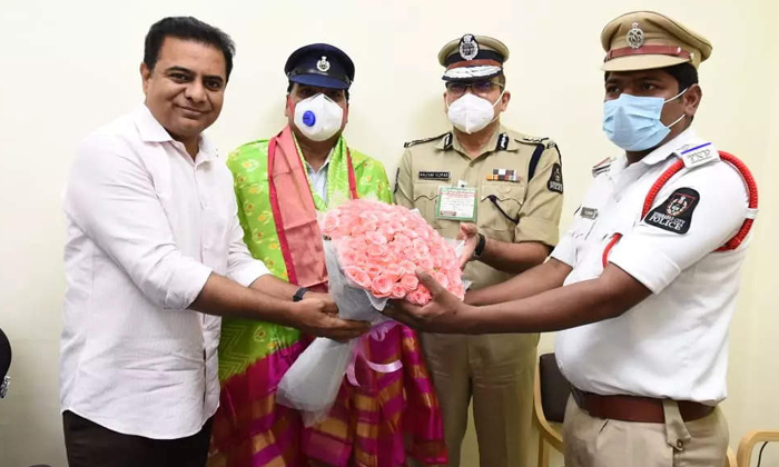  Minister Ktr Appreciated Si And Constable For Challan To His Car, Telangana Mini-TeluguStop.com