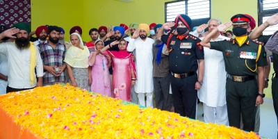  Punjab Cm Lends Shoulder To Martyred Soldier’s Bier  –   National,de-TeluguStop.com