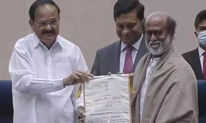  Rajinikanth Dadasaheb Phalke Award Dedicates It To His Friend Bus Driver , Dada-TeluguStop.com