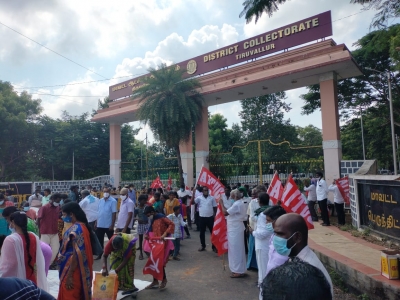  Retrenched Car Plant Workers Begin Indefinite Sit-in Protest, Demand Land Or Job-TeluguStop.com