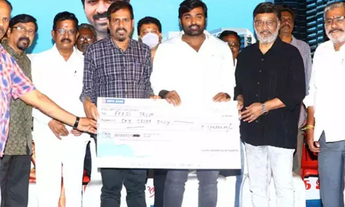  Makkal Selvan Vijay Sethupathi Donated One Crore To Rk Selvamani Foe Fefsi Vijay-TeluguStop.com