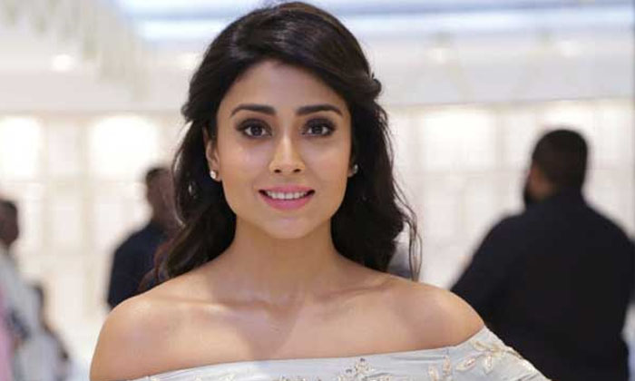  Shock To Fans Heroine Shriya Is A Mother Shriya, Heroine, Tollywood, Fans Shock,-TeluguStop.com