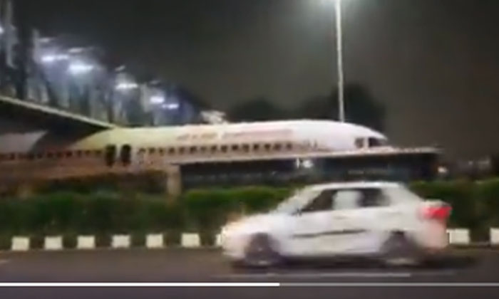  The Plane That Reached Under The Bridge .. What Did You Do To Get Stuck Viral-TeluguStop.com