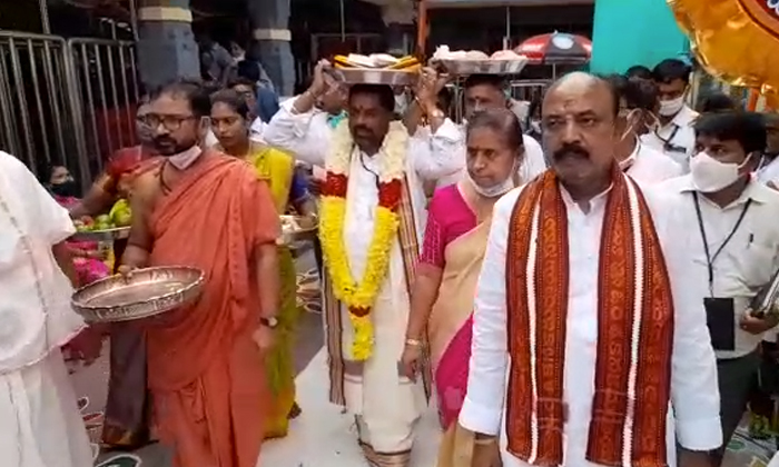  Tirumala Ttd Members Bring Devotional Saree To Bejawada Kanakadurgamma, Tirumala-TeluguStop.com