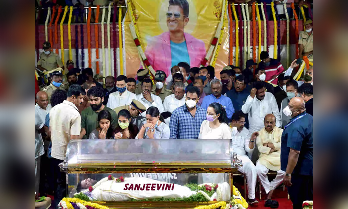  Tollywood Celebs To Bangalore For Puneeth Rajkumars Last Rites Details, Tollywoo-TeluguStop.com