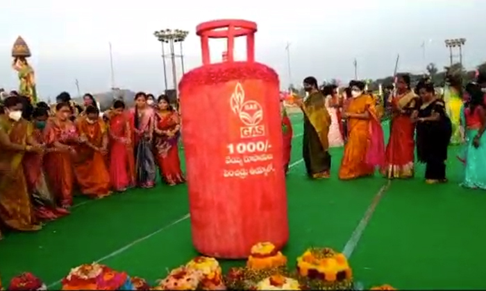  Women Bathukamma Celebrations Against Central Government In Huzurabad,  Women, B-TeluguStop.com