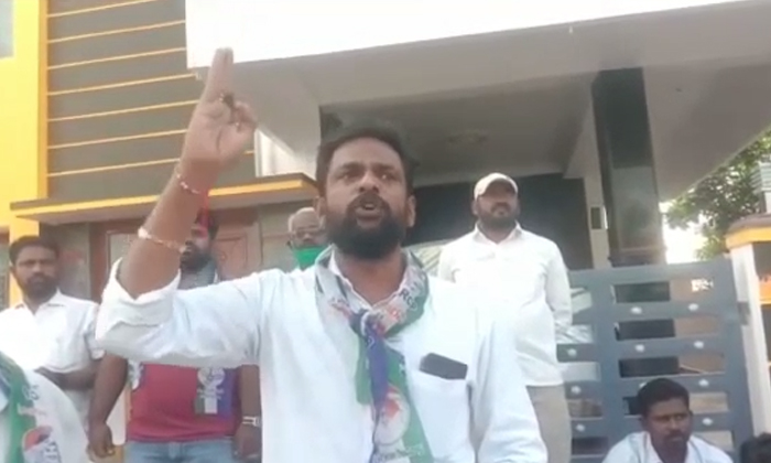  Ycp Activists Protest At Hindupuram Mla Balakrishna House Over Pattabhiram Comme-TeluguStop.com