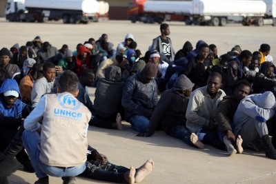  Un Refugee Agency Rescues 302 Migrants Illegally Stranded Off Libyan Coast-TeluguStop.com