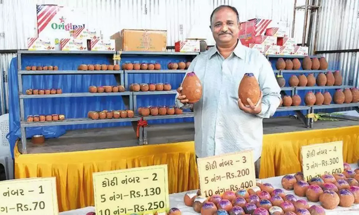  400 Years Old Method Of Making Eco Friendly Crackers In Vadodara Details, 400 Ye-TeluguStop.com